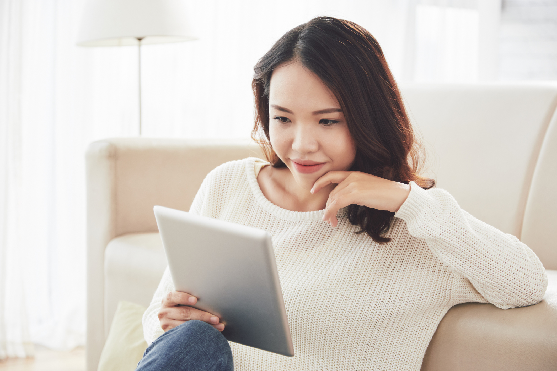 Pretty Woman Reading E-Book